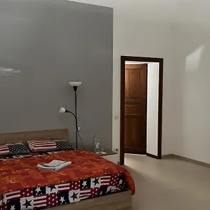 Grande Stanza Matrimoniale In Palazzo Signorile Alloggio in famiglia